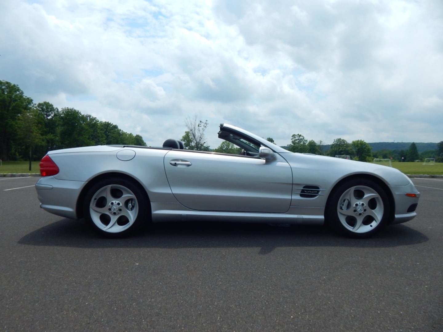 2005 brilliant silver metallic /Dark Gray leather Mercedes-Benz SL-Class sport (WDBSK76F15F) with an 5.5 Liter V12 Bi-turbo engine, 5 speed automatic transmission, located at 6528 Lower York Road, New Hope, PA, 18938, (215) 862-9555, 40.358707, -74.977882 - Here for sale is a Very clean 2005 Mercedes-Benz SL600 with sport package. Under the hood is a 5.5 liter Bi-turbo V12 making 493 horsepower and 590 foot pounds of torque. Its puts all that power to the rear wheels via a smooth shifting 5 speed automatic transmission. Features include; Dark Gray l - Photo#1